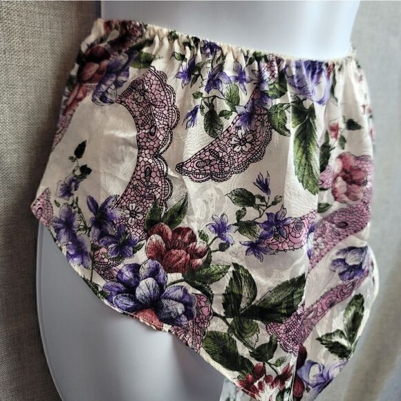 VICTORIA'S SECRET GOLD LABEL Shorts - Picture 2 of 6